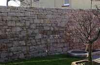 Bild Mauer mit Unmaßsteinen